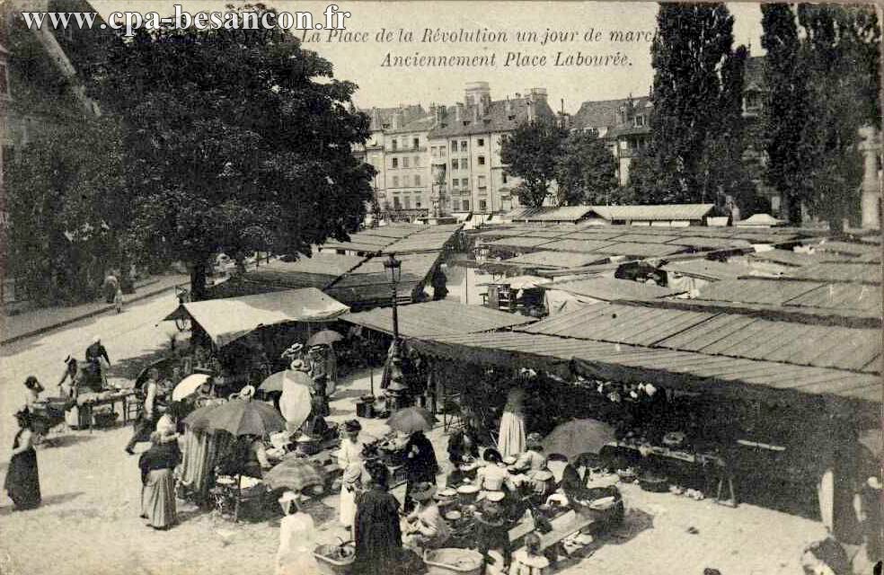 81 - BESANÇON. La Place de la Révolution un jour de marché - Anciennement Place Labourée.
